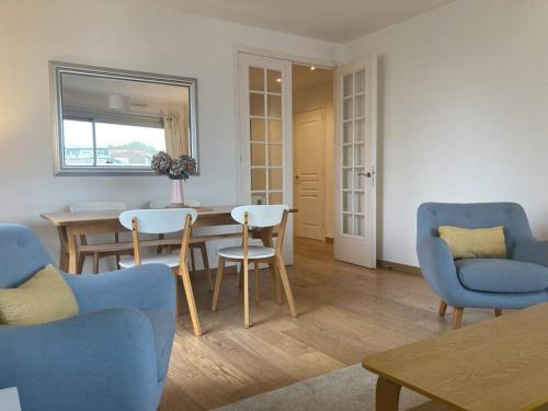un salon avec des chaises bleues et une table dans l'établissement Appart. 100m², 4 pièces, 2 salle de bains, calme., à Paris