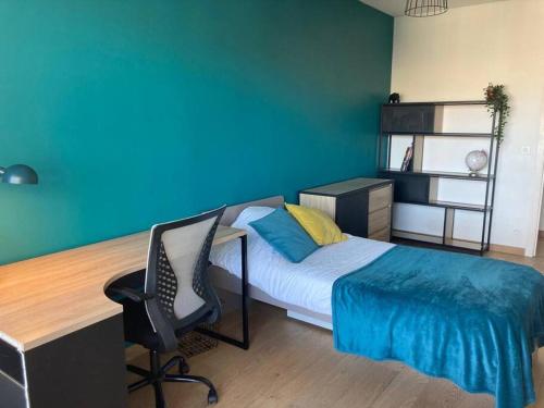 une chambre avec un lit, un bureau et une chaise dans l'établissement Appart. 100m², 4 pièces, 2 salle de bains, calme., à Paris