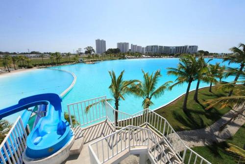 una gran piscina con un tobogán de agua en Playa Blanca Town Center Suites, en Río Hato