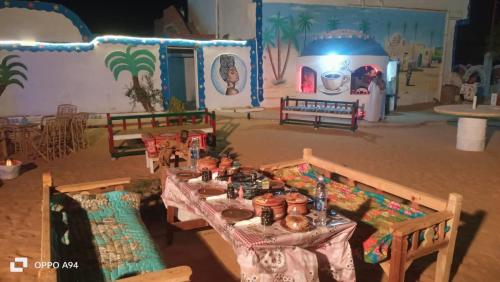 Zimmer mit Tisch und Essen drauf in der Unterkunft Wesy Ka Guest House in Shellal