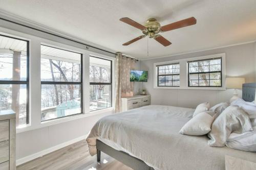 1 dormitorio con 1 cama y ventilador de techo en Tranquil Lakeside Getaway with Modern Comfort, en Flowery Branch