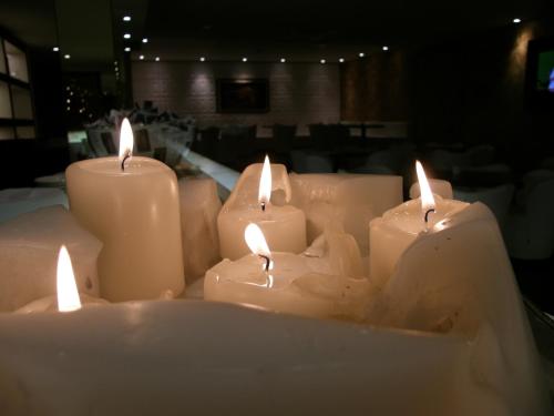 a group of white candles sitting in a room at El Patio Hotel in Corciano