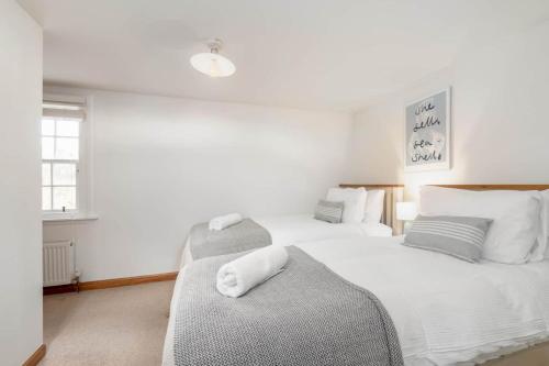 Кровать или кровати в номере Crail Town House