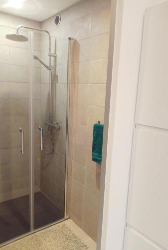 une douche avec une porte vitrée dans une salle de bain dans l'établissement La Châteaude, à Aubagne