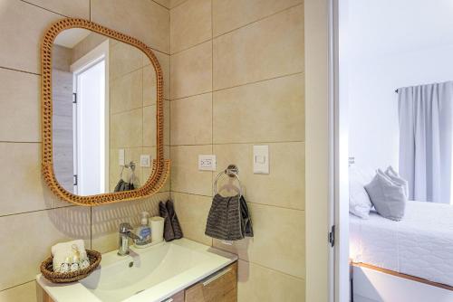 y baño con lavabo y espejo. en Apartamento 2 habitaciones piscina cerca de playa, en Punta Cana