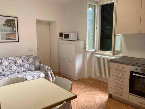 ein kleines Wohnzimmer mit einem Sofa und einer Küche in der Unterkunft Cozy Escape in Bellagio in Bellagio