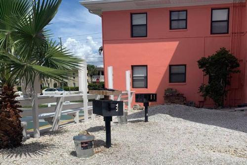 Foto St. Pete Beachis asuva majutusasutuse Gorgeous Beach view balcony with heated pool galeriist