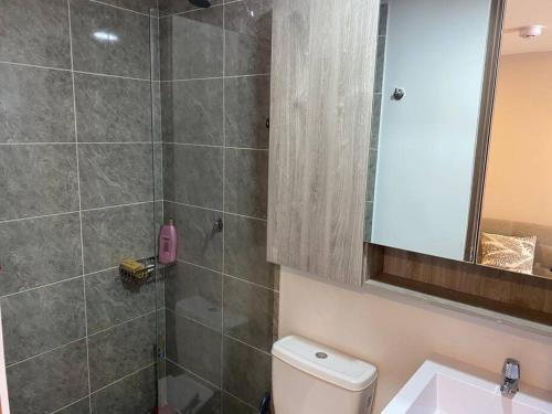 La salle de bains est pourvue d'une douche, de toilettes et d'un lavabo. dans l'établissement Inside the heart of Bogota, à Bogotá
