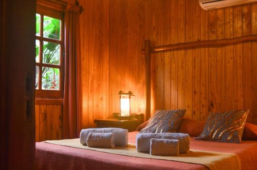 Un pat sau paturi într-o cameră la Terra Lodge