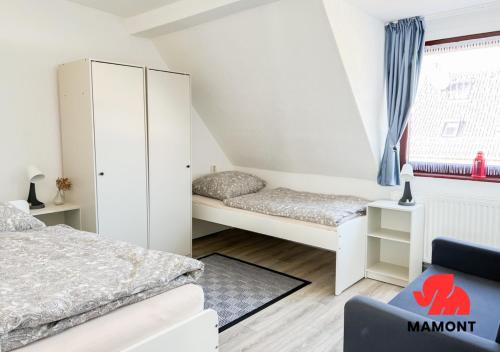 een slaapkamer met 2 bedden en een raam bij Schöne, helle Monteurwohnung City-Nähe in Bremen