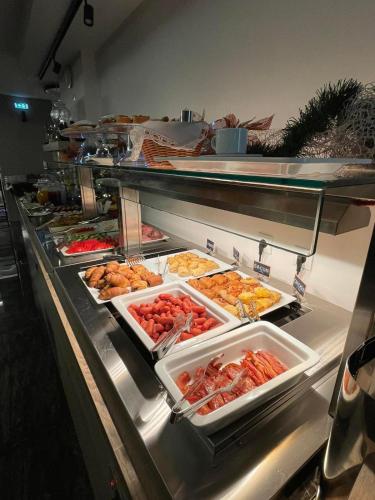 内亚卡瓦里Kavala Resort & Spa的提供多种食物的自助餐线