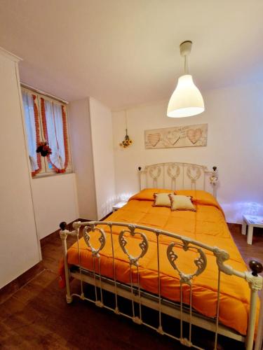 Un pat sau paturi într-o cameră la Fuga a Napoli Apartment