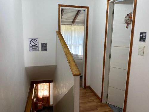 uma escada que leva a um quarto com um espelho em Ohana em San Carlos de Bariloche