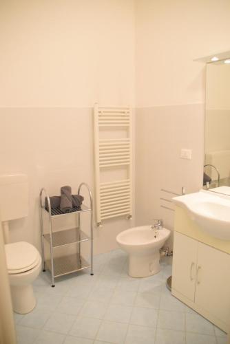 uma casa de banho branca com um WC e um lavatório em Loft in centro con parcheggio em Trieste