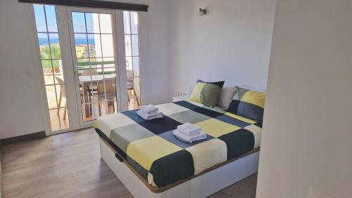 1 dormitorio con 1 cama con toallas en Atalaya - Sea View, en Adeje