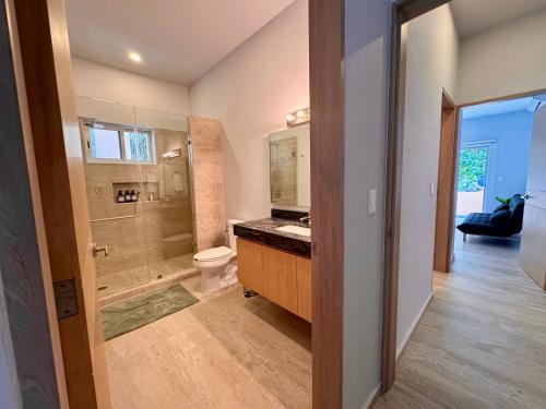 阿范特拉斯港的住宿－Sasay，浴室配有卫生间、盥洗盆和淋浴。