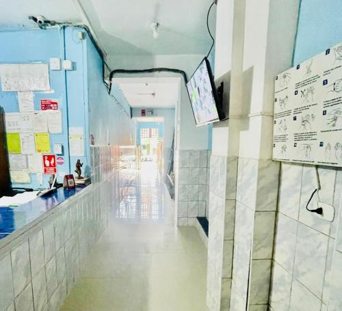 Hotel Juan Diego Pucallpa في بوكالبا: ممر في مستشفى مع علامات على الحائط