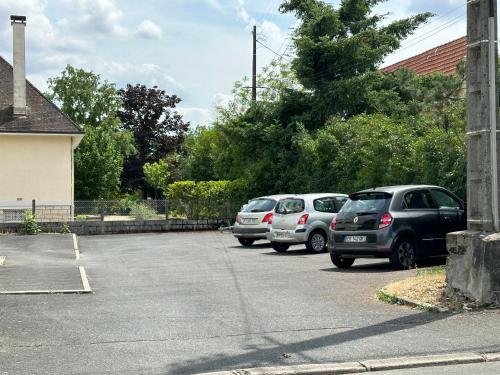a row of cars parked in a parking lot at Cocon berrichon Châteauroux-Déols in Déols