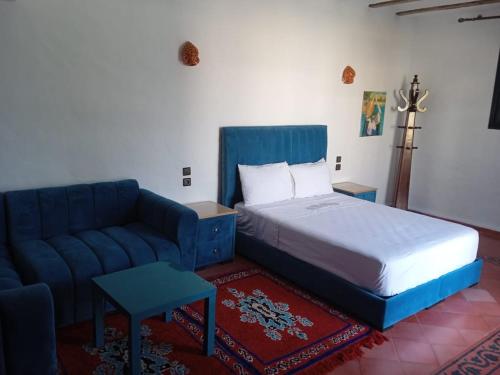 sypialnia z łóżkiem i kanapą w obiekcie Duplex 1 pour les familles w mieście Oualidia