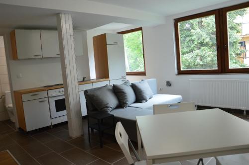 uma sala de estar com um sofá e uma mesa em Haus Im Zentrum M - 3 Schlafzimmer Wohnung em Szombathely