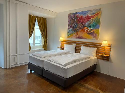ein Schlafzimmer mit 2 Betten und einem Wandgemälde in der Unterkunft Hotel Swiss Bellevue Aathal in Seegräben