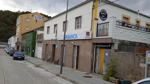 un edificio al lado de una calle en Albergue Berce do Camiño, en Triacastela