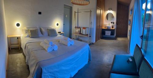 a bedroom with a large bed with towels on it at Modulo Vista al Champaqui NIDOS DE MONTAÑA in San Javier
