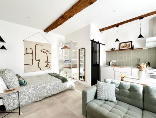 un salon avec un lit et un canapé dans l'établissement La maison du douanier. Un balcon au soleil, à Antibes