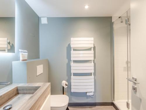 une salle de bain avec un lavabo, des toilettes et une douche dans l'établissement Joli 3 pièces rénové en centre-ville de Morzine avec balcon et parking - FR-1-754-21, à Morzine