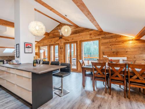une cuisine et une salle à manger avec une table et des chaises dans l'établissement Appartement neuf 4 chambres au pied des pistes avec terrasse, parking et services inclus - Morzine - FR-1-754-14, à Morzine