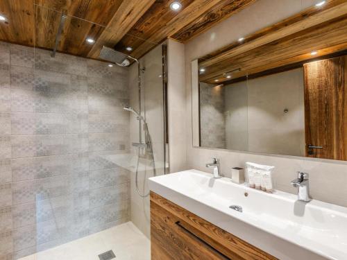 une salle de bain avec lavabo et douche dans l'établissement Duplex rénové au centre avec garage double et wifi - FR-1-754-11, à Morzine