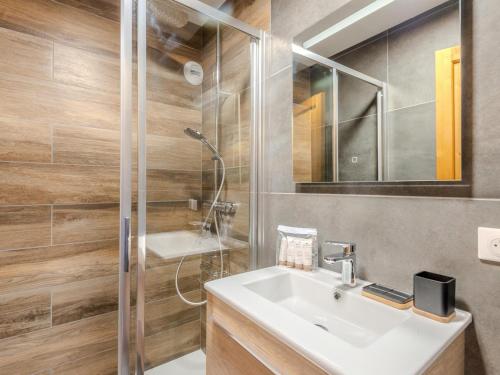 une salle de bain avec un lavabo et une douche dans l'établissement Studio-cabine rénové en centre, 200m des pistes, pour 4 personnes - Morzine - FR-1-754-49, à Morzine