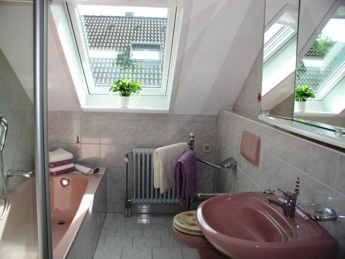 Kylpyhuone majoituspaikassa Ferienwohnung Herrnberg
