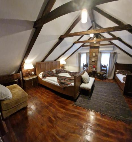 Habitación grande con cama y silla en Casa Huber, en Cîrţa