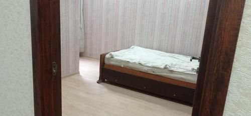 een klein bed in een kamer met een spiegel bij georgia, tbilisi in Tbilisi City
