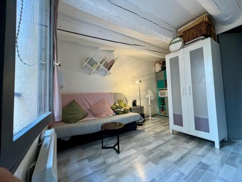 un salon avec un canapé et une table dans l'établissement Studio cosy hypercentre Aix, à Aix-en-Provence