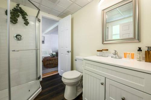 North Haven的住宿－Trail-side Haven Retreat! Pet friendly，浴室配有卫生间、盥洗盆和淋浴。