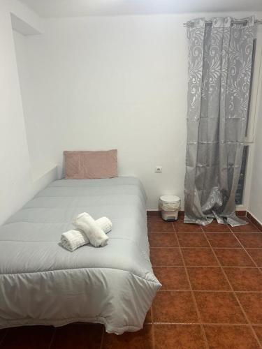 1 dormitorio con 1 cama con 2 toallas en Habitación D&D, en Valencia