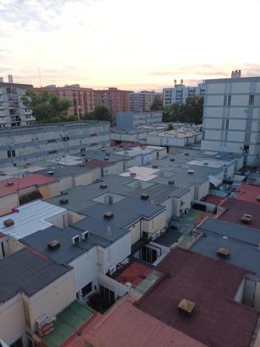 una vista aérea de los tejados de los edificios de una ciudad en Habitación D&D, en Valencia