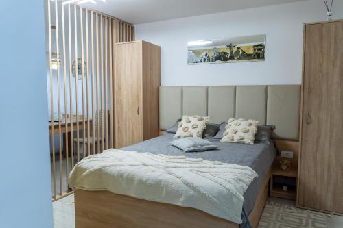 una camera da letto con letto con lenzuola e cuscini blu di Apartament Lucas a Brad