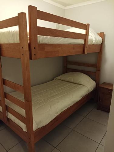 1 dormitorio con 2 literas en una habitación en Departamento la herradura frente al mar, en Coquimbo