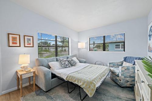 un salon avec un canapé et une chaise dans l'établissement Downtown Cottage - Walk to the Beach & Restaurants, à Cocoa Beach