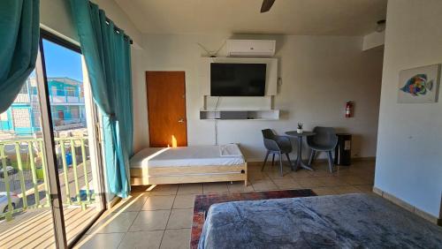 um quarto com uma cama e uma mesa com cadeiras em Parguera Suites (Room), La Parguera, Lajas, PR em Lajas
