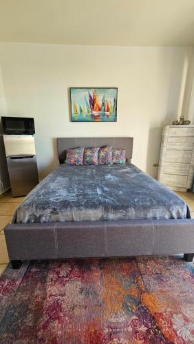 um quarto com uma cama grande e um tapete em Parguera Suites (Room), La Parguera, Lajas, PR em Lajas