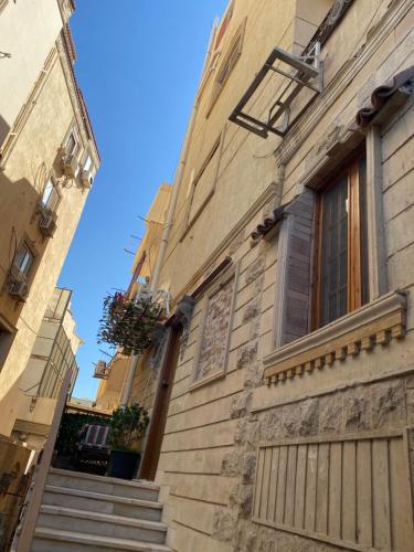 un edificio con escaleras que conducen a una ventana en Sunny-suite in new Cairo en El Cairo