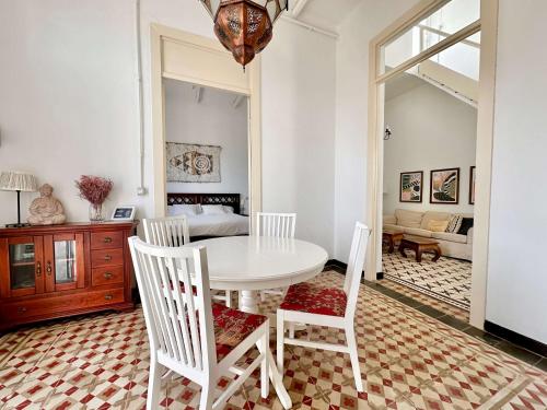 uma sala de jantar com uma mesa branca e cadeiras em Villa Aloe em Hermigua
