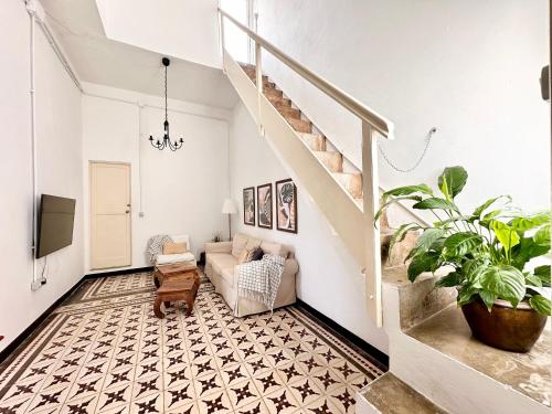 - un salon avec un escalier et un canapé dans l'établissement Villa Aloe, à Hermigua