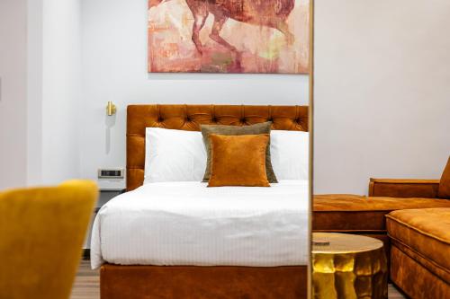 Tempat tidur dalam kamar di Royal Gold City Suites by Estia