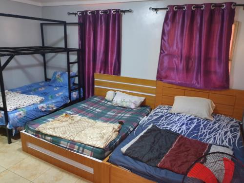 Llit o llits en una habitació de Shared space accommodation