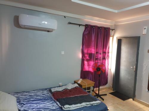 Llit o llits en una habitació de Shared space accommodation